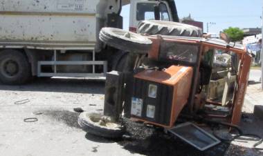 Kamyon Traktöre Çaptı: 3 YaralıVar