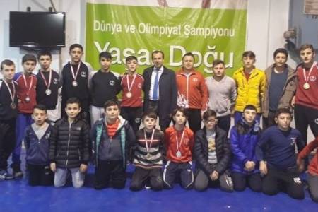 Vezirköprü Güreşte Zirveye Çıktı